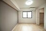 寝室：※参考写真　同建築メーカー施工の同間取完成他物件のものです。色・設備等の違いがある場合がございますので、物件概要設備欄をご確認ください。