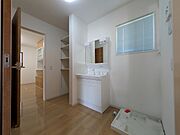 洗面所？玄関から洗面台、キッチンへ行ける導線になっております。