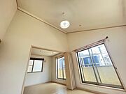勾配天上の雰囲気が少し落ち着くなんて方も多いのでは。バルコニーにも面しているので日当たりの良いお部屋です。 