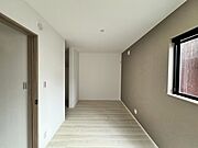 衣類の整理整頓に嬉しいウォークインクローゼット付きのお部屋。お子様のお部屋としても便利です。 ご家族様の成長に合わせて、仕切りをつけれる洋室です。 