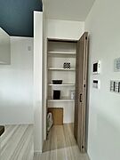 明るく開放的な玄関、靴の脱ぎ履きもしやすく、収納も豊富でご家族皆様の靴をスッキリ収納できます。 