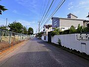 戸建てが立ち並ぶ静かな住宅街。四季折々の移り変わりを感じながら自然と楽しみ、暮らす、そんな毎日を日々の中で感じられる住環境 