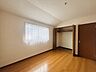 子供部屋：衣類の整理整頓に嬉しいクローゼット付きのお部屋。お子様のお部屋としても便利です。 