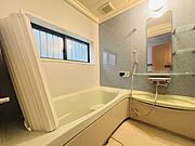 落ち着いた色味の浴室で1日の疲れをゆっくりと癒してください。 