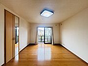 大きな開口部から明るい光が差し込む、日中の室内の明るさがこの部屋の魅力です。 