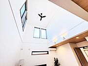 明るく、開放感もあり、冬は暖気が上昇しやすい吹き抜けリビング。 