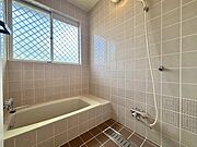 落ち着いた色味の浴室で1日の疲れをゆっくりと癒してください。 