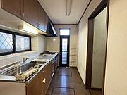 壁付のキッチンは上部に収納が作りやすいのがメリット。空間を有効活用したすっきりとしたデザイン。 