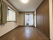 大きな開口部から明るい光が差し込む、日中の室内の明るさがこの部屋の魅力です。 