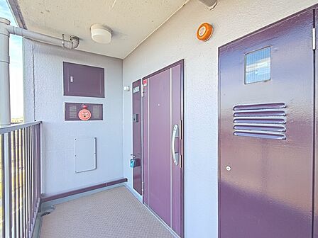 ダブルロック仕様のキレイな玄関ドア。