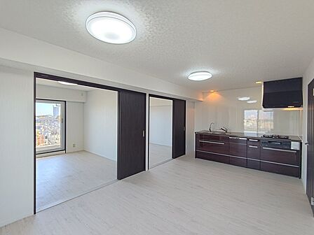 【Living Dining Kitchen】 室内一部リフォーム済み!比較的綺麗な物件です。