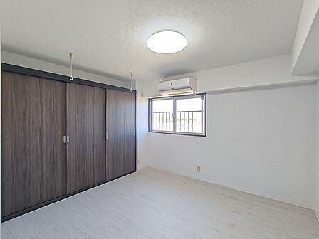 【Bed Room 1】 主寝室にはエアコン設置済み。