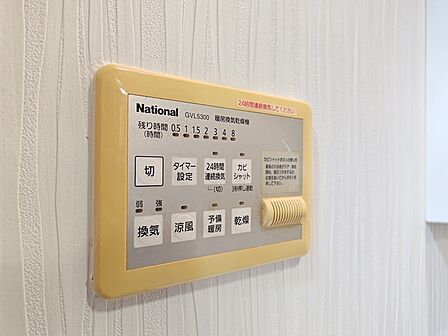 便利な浴室暖房乾燥機つき。 浴室内をすぐ乾かせてメンテナンスしやすく、また雨の日のお洗濯でも安心です。