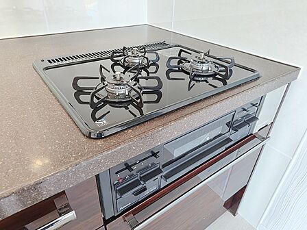 新品のビルトイン型コンロ＆グリル。 3口あれば、大きなフライパンを使いながら横でお湯を沸かせます！