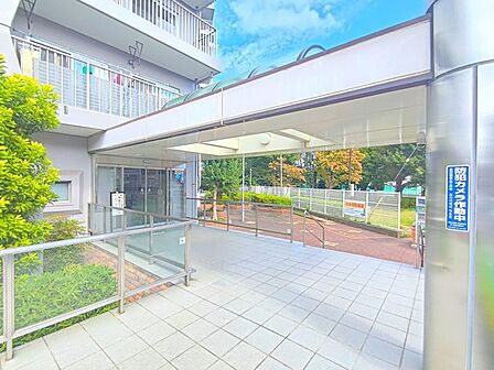 建物も植栽も、管理人さんによって綺麗に整備されております。