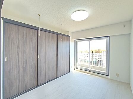 【Bed Room 3】 フローリング上張り施工済み！室内は綺麗な状態です。
