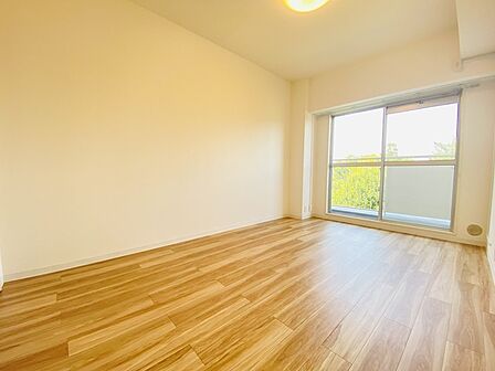大きな開口部から明るい光が差し込む、日中の室内の明るさがこの部屋の魅力です。 