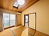 洋室：大きな開口部から明るい光が差し込む、日中の室内の明るさがこの部屋の魅力です。 