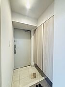 明るく開放的な玄関、靴の脱ぎ履きもしやすく、収納も豊富でご家族皆様の靴をスッキリ収納できます。 