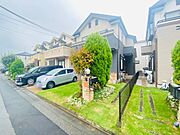 前面道路は広く、駐車がしやすいです。駐車スペース2台分ございます。 