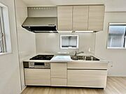明るい光が降り注ぐ窓があるキッチンはお料理を作る時の気持ちもいつもより明るくなります。近くに窓があるので換気もしやすいですね。 