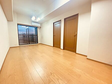 家族や友人、両親、親戚とこれから沢山の時間を紡ぐのだろう。そこを彩るのは窓から見える青い空、心地よい緑。そんなイメージが膨らむリビングスペース。