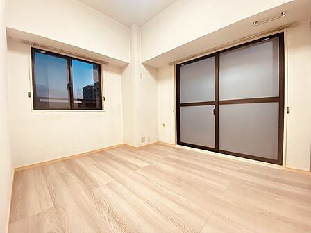 ゆとりのある寝室、陽光が入りやすく朝の目覚めも気持ち良く起こしてくれます。 