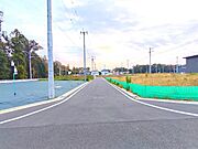 前面道路は広く、窮屈感がありません。