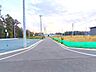 外観：前面道路は広く、窮屈感がありません。