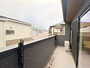 広めのバルコニーは風通しも良くお洗濯物もしっかりと干すことができます！ 