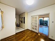 どんな家具にでも相性が良い清潔感ある白色調のクロスを採用。主張しすぎない配色、耐久性にも優れた床材は日々のメンテナンスも楽に、快適に過ごして頂けるよう考えられています。 