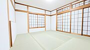 和室があるとやはりどこか心落ち着いてしまいます。客間としてもちょうど良い8帖。 