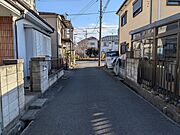 前面道路は通り抜けができないため、交通量が少なく静かな住環境です。 