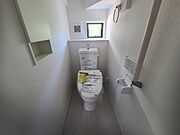ウォシュレット機能付きのトイレ。換気のしやすい窓付きで、収納もあり実用性も兼ね備えた造り。 
