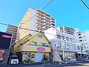 周辺の街並み 周囲に商業施設多数。便利な立地です。（20m）