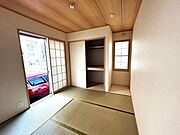 和室があるとやはりどこか心落ち着いてしまいます。客間としてもちょうど良い約5帖。 