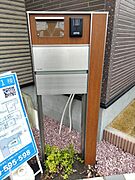 機能門柱 録画機能もあり、どのような人が何時に来訪されたのかが分かります。防犯上はもちろん、お届け物などの把握にも便利です。ライトが付いているので、夜間でも安心です。  