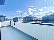 南側のお部屋から出入りできる、奥行きのあるワイドバルコニー。心地よい陽射しと暖かな風を楽しむことが出来ます。 