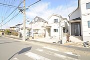 戸建てが立ち並ぶ静かな住宅街。四季折々の移り変わりを感じながら自然と楽しみ、暮らす、そんな毎日を日々の中で感じられる住環境 