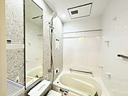 花粉や雨の日、寒い冬の時期に嬉しい浴室乾燥機。換気機能で入浴時に湿気を換気しカビの防止にもなります。  