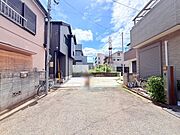 前面道路は通り抜けができないため、交通量が少なく静かな住環境です。 