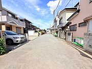 戸建てが立ち並ぶ静かな住宅街。四季折々の移り変わりを感じながら自然と楽しみ、暮らす、そんな毎日を日々の中で感じられる住環境 
