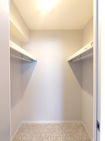 主寝室にはウォークインクローゼット完備！ 衣服はもちろん、大きなお荷物もたくさん収納できる便利空間です。