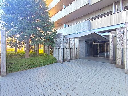 建物も植栽も、管理人さんによって綺麗に整備されております。