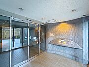 マンションのエントランスには、オートロックの自動ドアを備えました。
