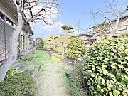 89坪の広々とした土地を利用した庭園があります。