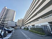 小学校やスーパーも近く暮らしやすい住環境です。