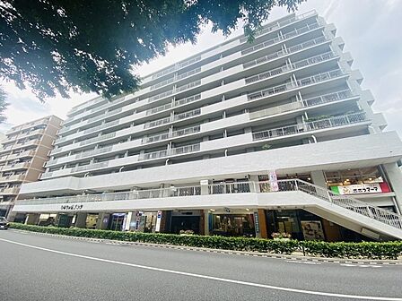 商業施設が徒歩圏内に充実、日々のお買い物も安心な環境です。
