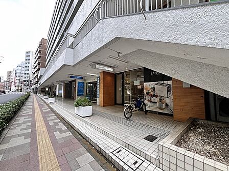 1階2階には色々な店舗があります。