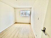今からここを誰のお部屋にしようか、そんな洋室。大きさは6帖です。 